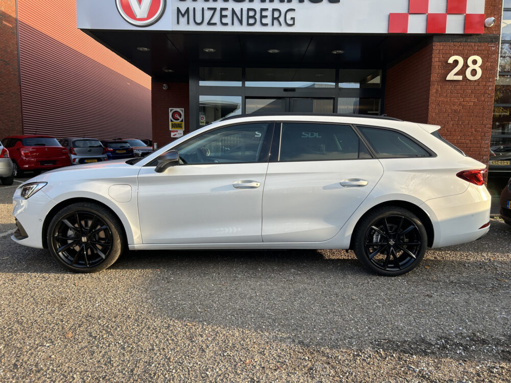 57816348-seat-leon-2021