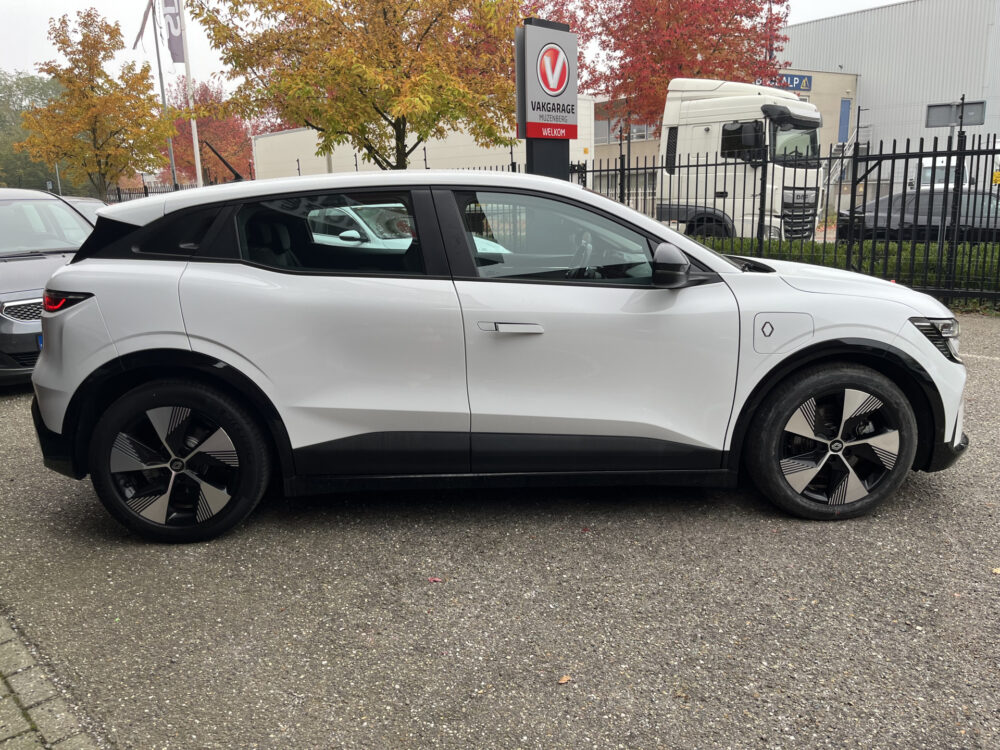 57855657-renault-megane-2023