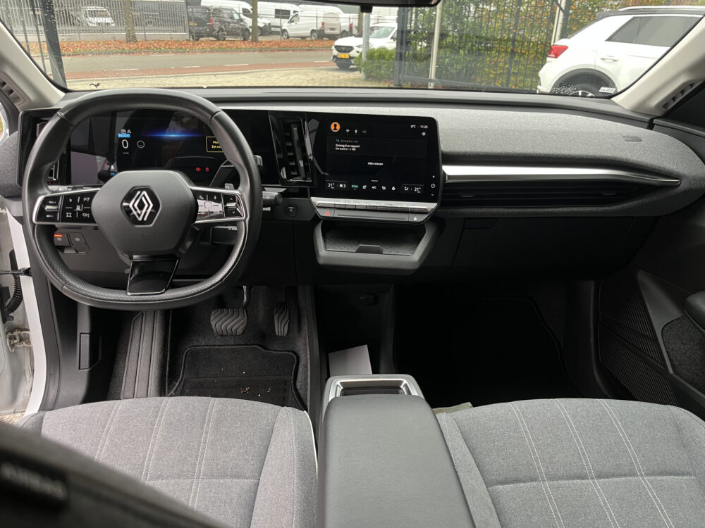 57855657-renault-megane-2023