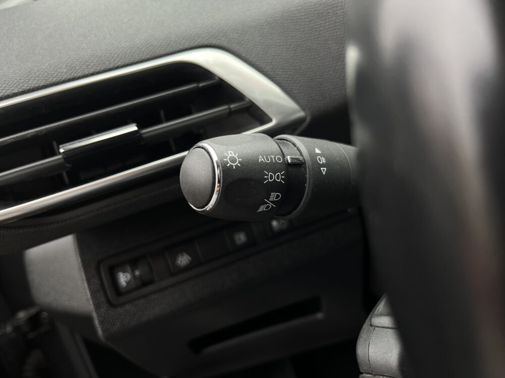 57855920-peugeot-3008-2022